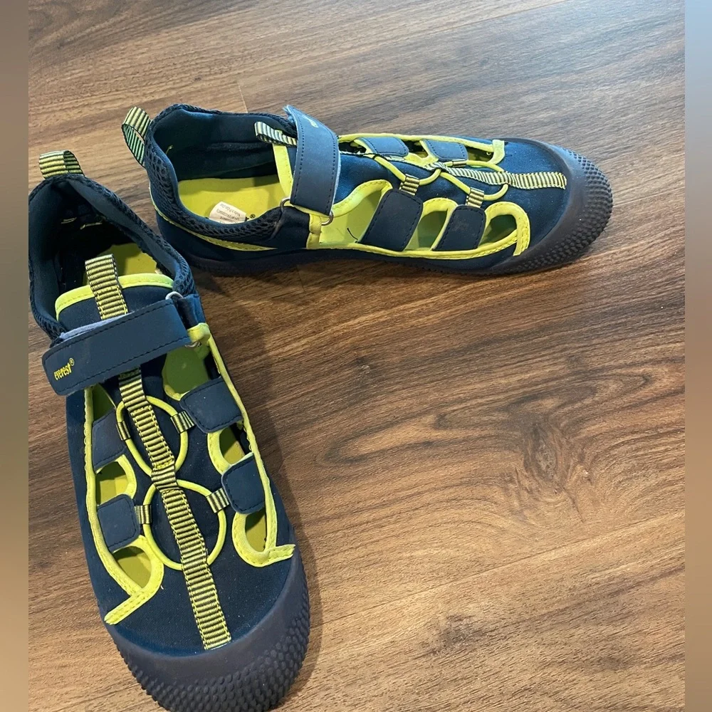 Everest youth size 6 water shoes. Navy/yellow.  Rubber toe, soft sole. Like new.